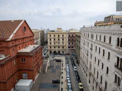 Accompagnati da Cinzia ci dirigiamo ora sul terrazzo, dal quale possiamo godere della vista dall�alto dell�intero Quartiere Umbertino